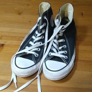 Black Converse (HARDLY WORN)